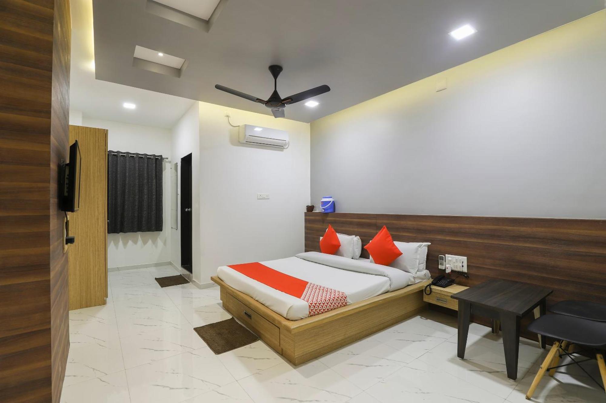 Oyo Kings Hotel Katunayaka Esterno foto