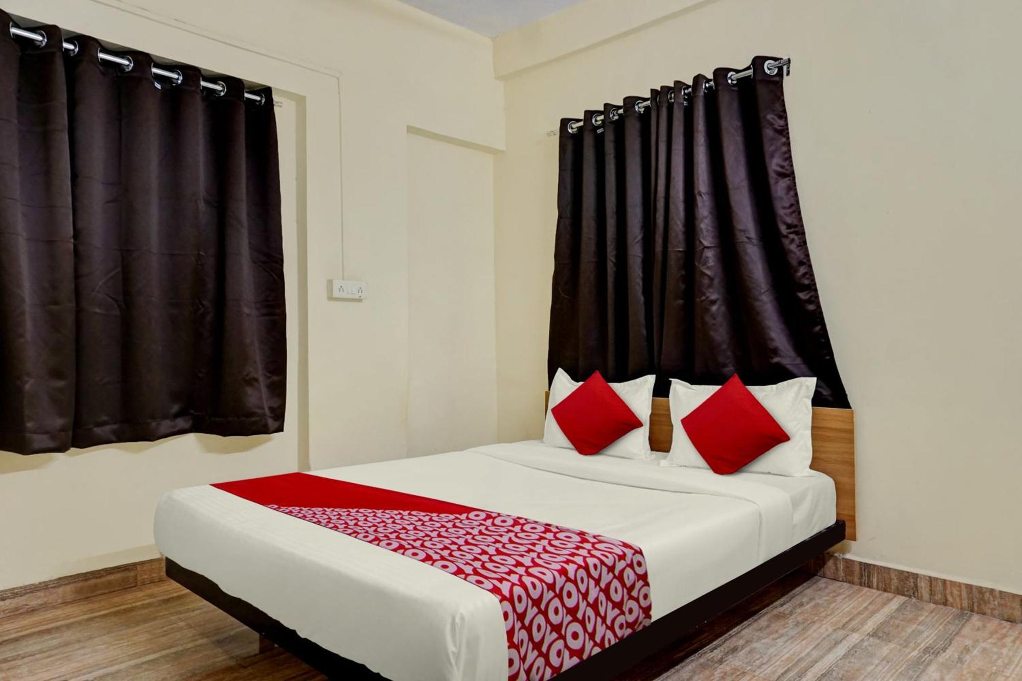 Oyo Kings Hotel Katunayaka Esterno foto